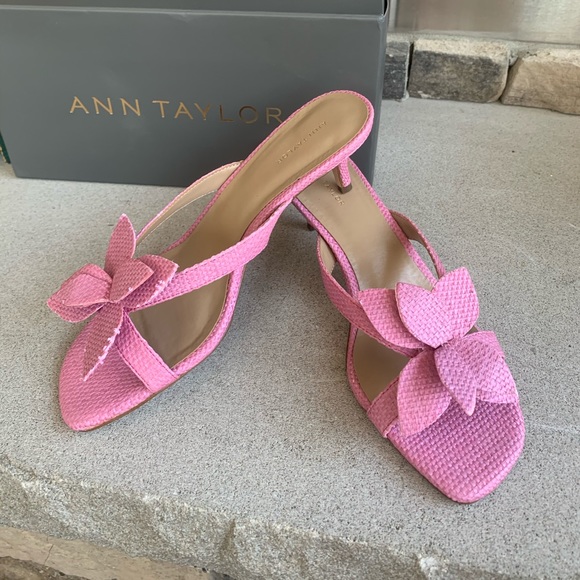 Ann Taylor Shoes - New Just Beautiful Pink Flower Thong Sandals sz 7